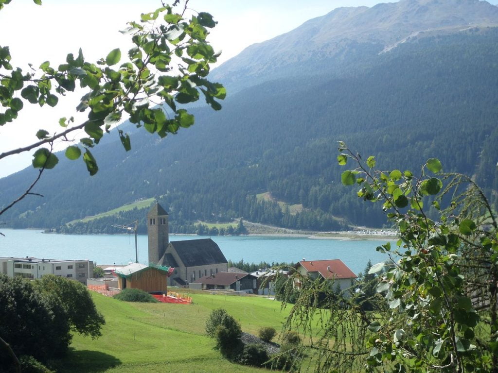 lago di Resia in Val Venosta visto dal sentiero numero 2
