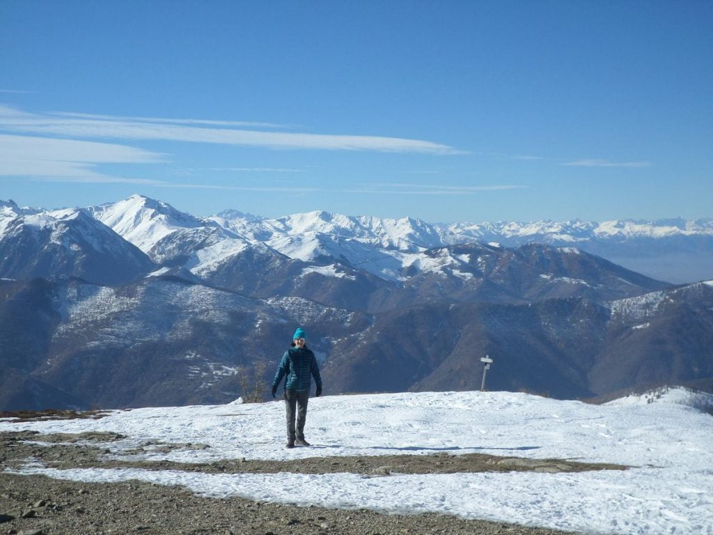 veduta a ovest dalla cima: tra il Mondolé e la costiera della Bisalta spunta il profilo dell'Argentera