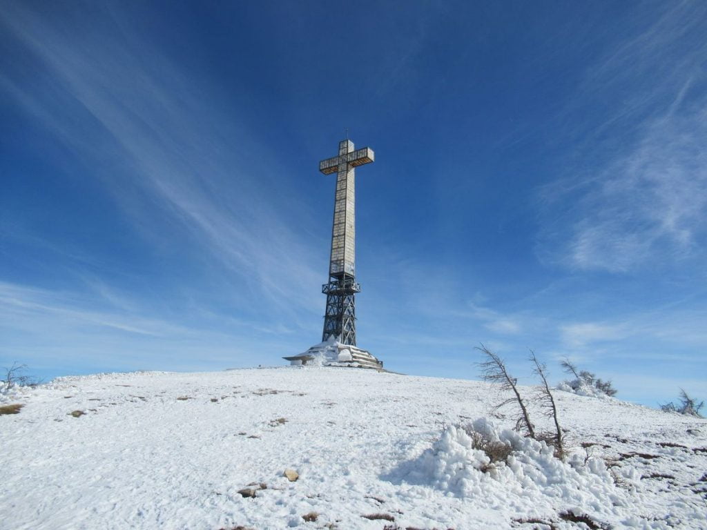 in cima al Bric Mindino c'è una croce alta 25 metri dedicata ai caduti di tutte le guerre