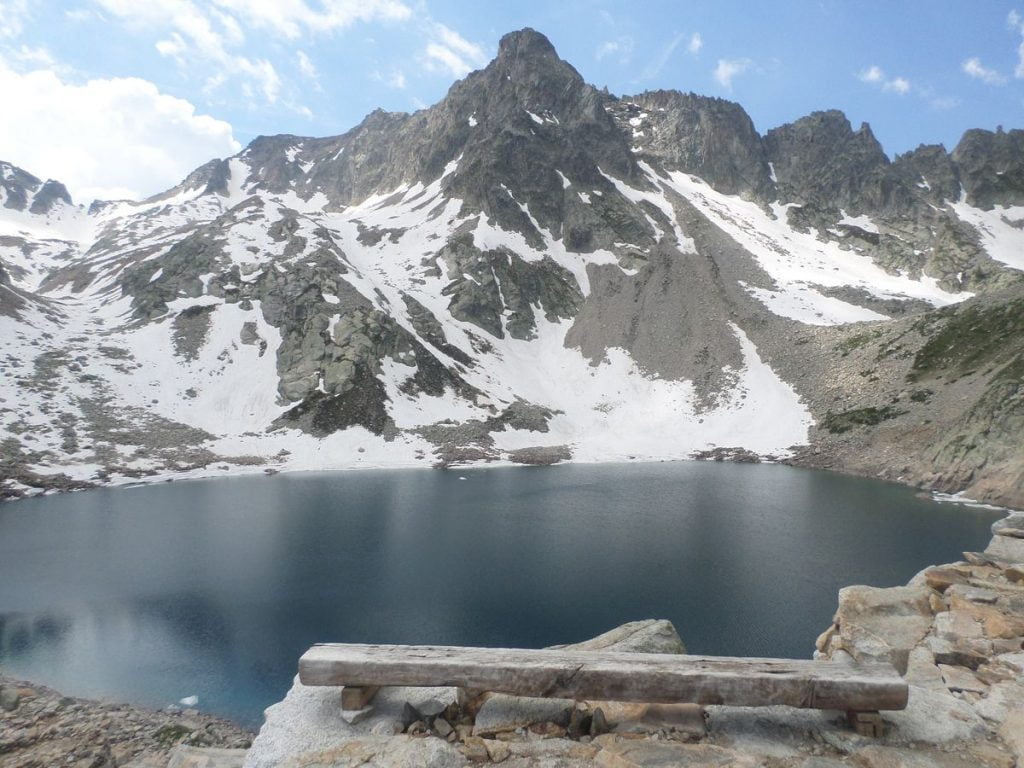 lago delle Portette (2361 m) e, in fondo, Testa delle Portette (2821 m)