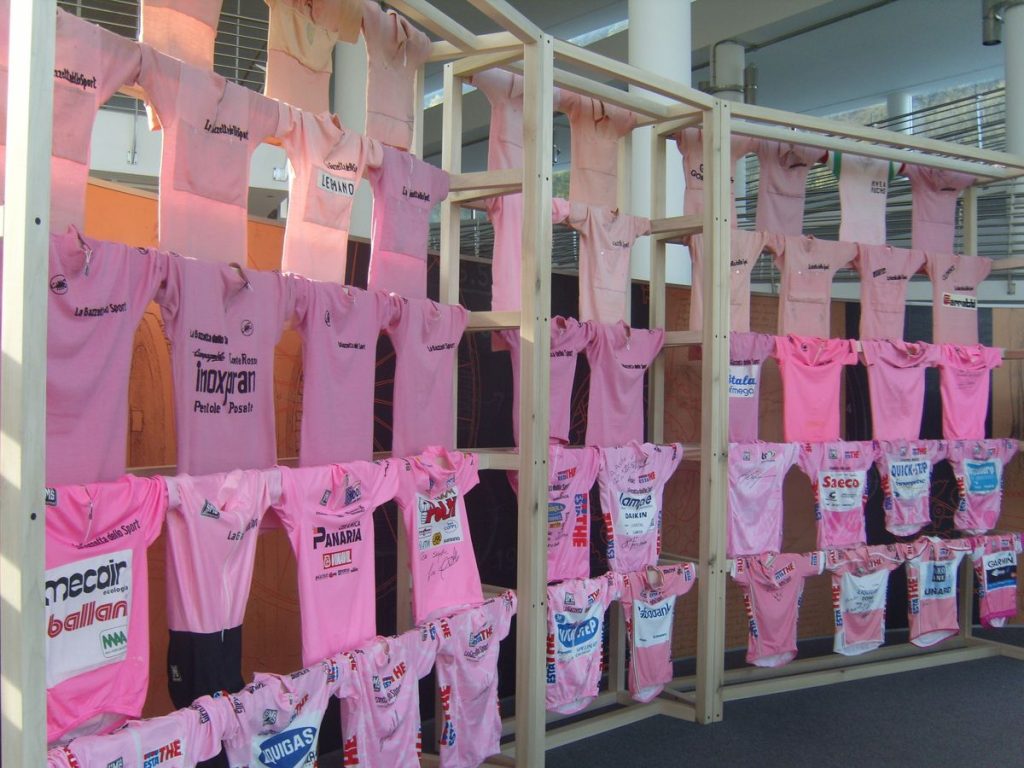 maglie rosa a due passi dal lago di Como