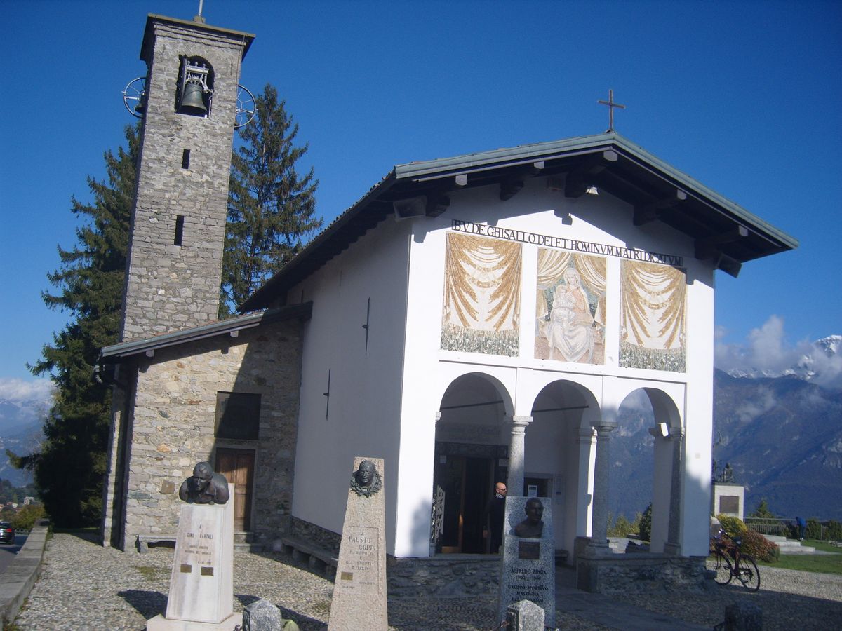 santuario della Madonna del Ghisallo a due passi dal lago di Como