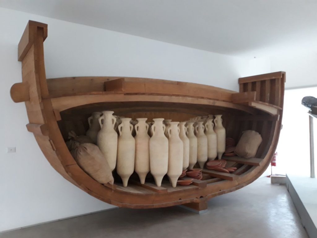 sezione ricostruttiva a grandezza naturale di nave oneraria romana nel Museo Archeologico di Olbia
