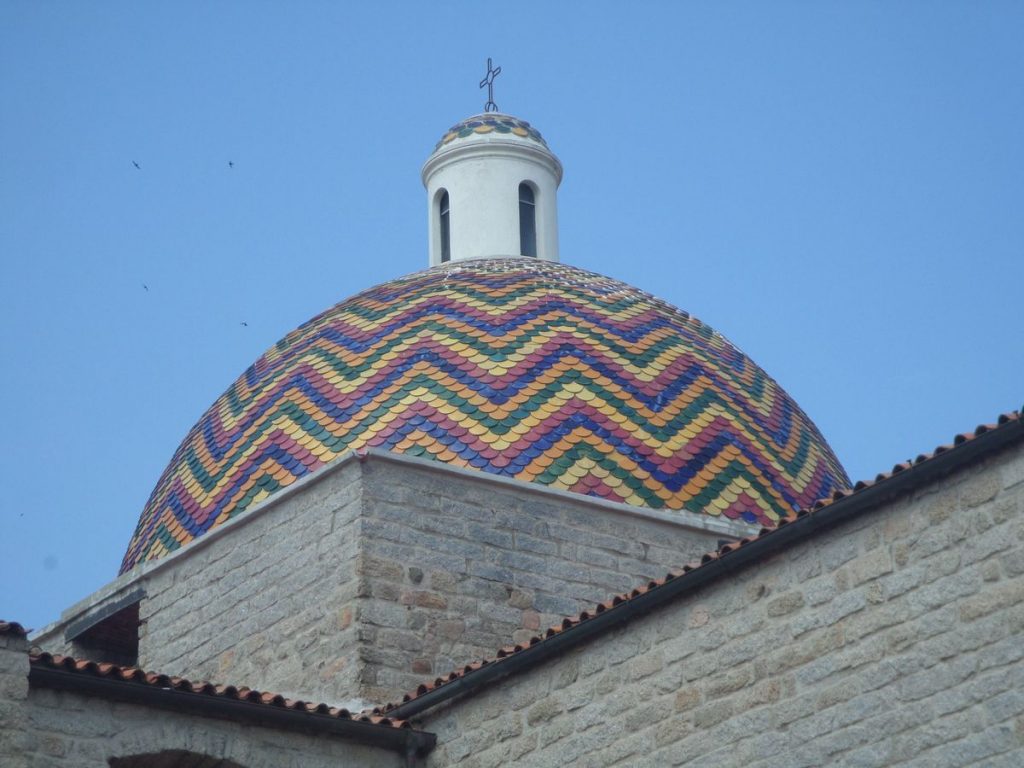 la cupola rivestita di maioliche della chiesa di San Paolo a Olbia