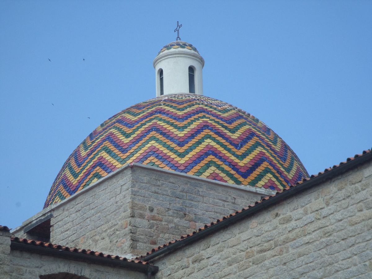 la cupola rivestita di maioliche della chiesa di San Paolo a Olbia