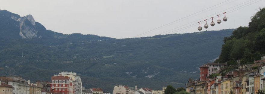 una delle attrazioni di Grenoble sono le palle della teleferica che salgono alla Bastiglia