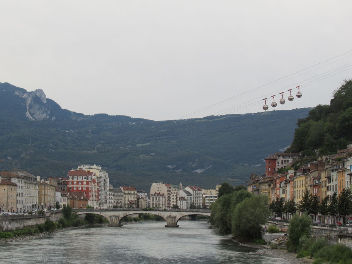 una delle attrazioni di Grenoble sono le palle della teleferica che salgono alla Bastiglia