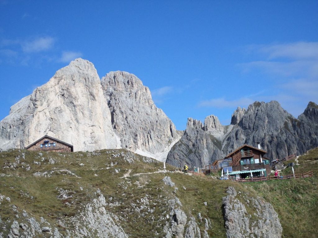 baita Marino Pederiva e, sulla sinistra, il tetto del rifugio Roda di Vael