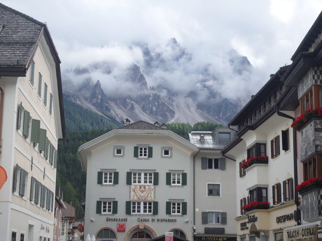 Alta Pusteria: San Candido e, sullo sfongo, il gruppo del Baranci offuscato dalla nebbia
