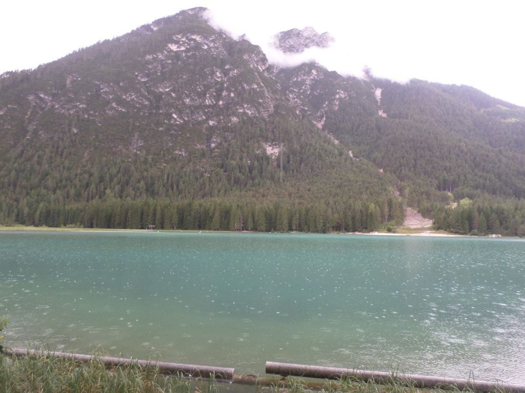 lago di Dobbiaco sotto la pioggia