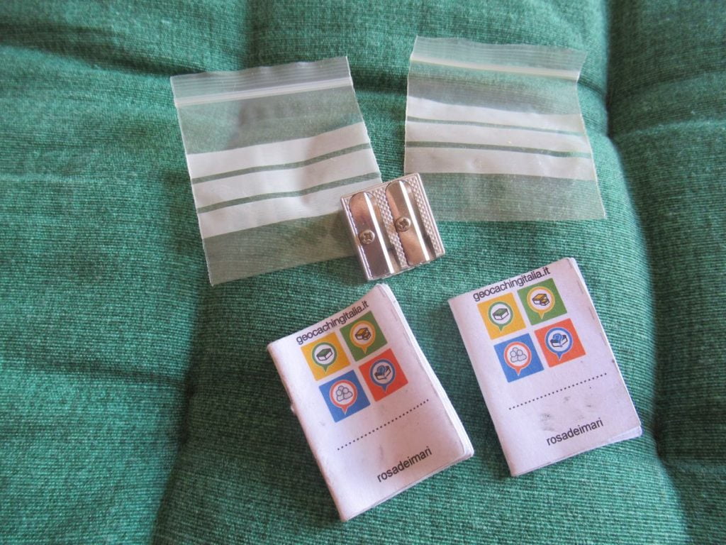 strumenti del geocacher: logbook, bustine di plastica e temperino