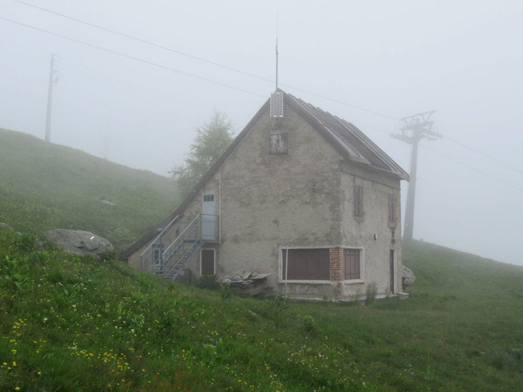 sosta al rifugio Mettolo Castellino in attesa che la nebbia si dissolva per poter proseguire verso la grotta dei Partigiani