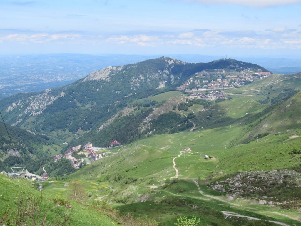 a destra Prato Nevoso, al centro Artesina.