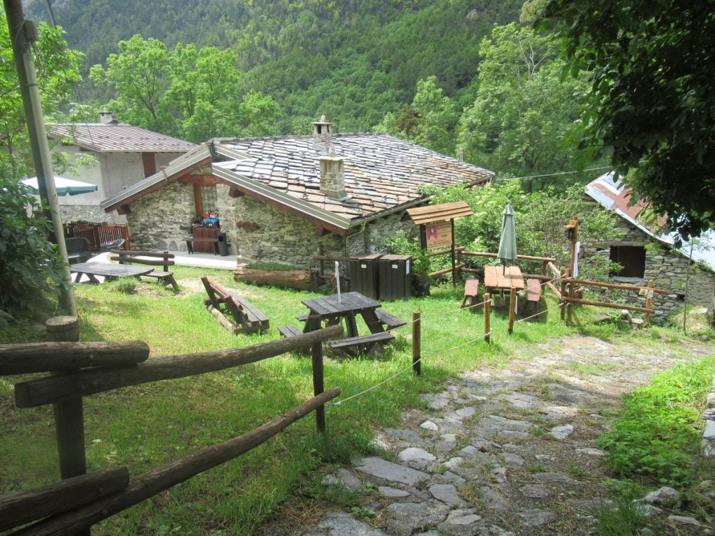 rifugio escursionistico Foresteria di Carnino alla fine del sentiero natura Ignazio Abbo