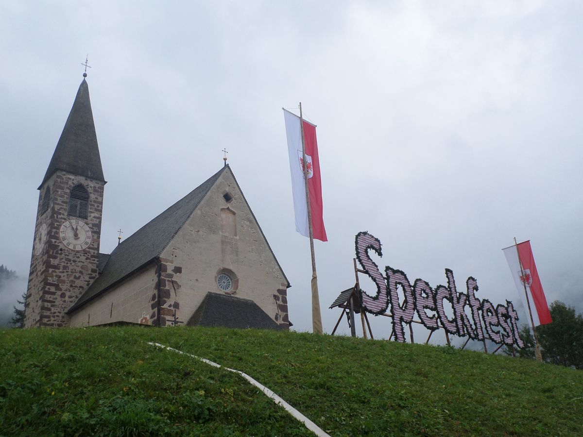 la chiesa di Santa Maddalena fa da sfondo alla Speckfest