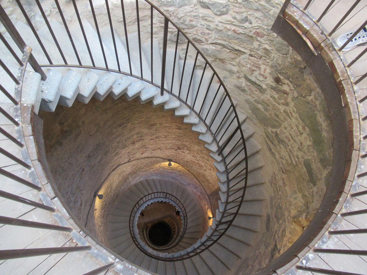 la suggestiva scalinata della torre campanaria