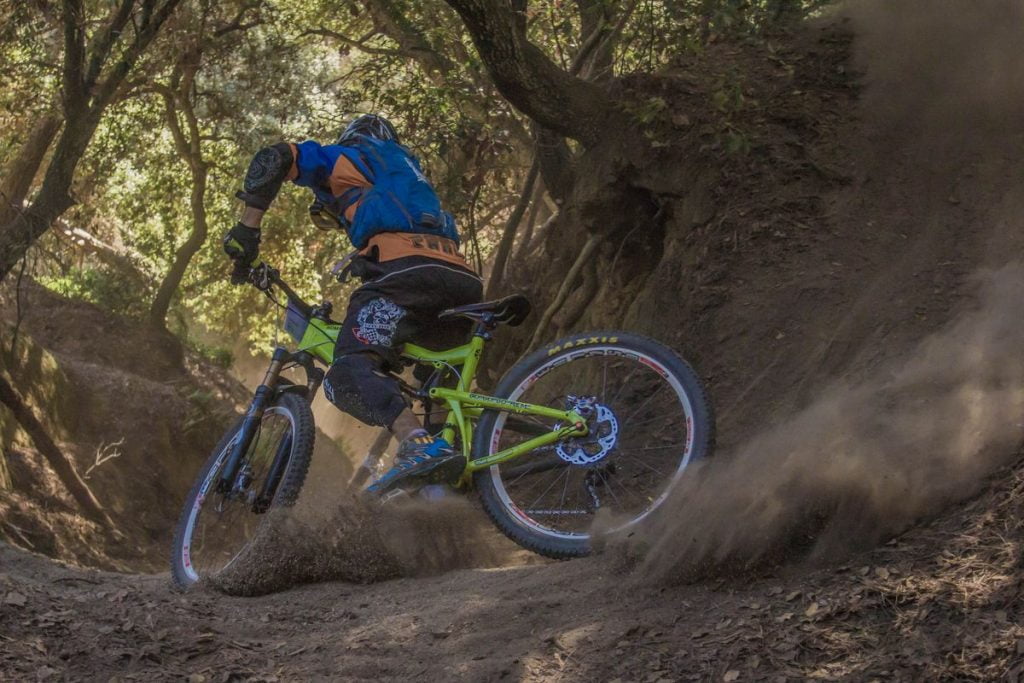 giretto nei boschi con la mountain bike