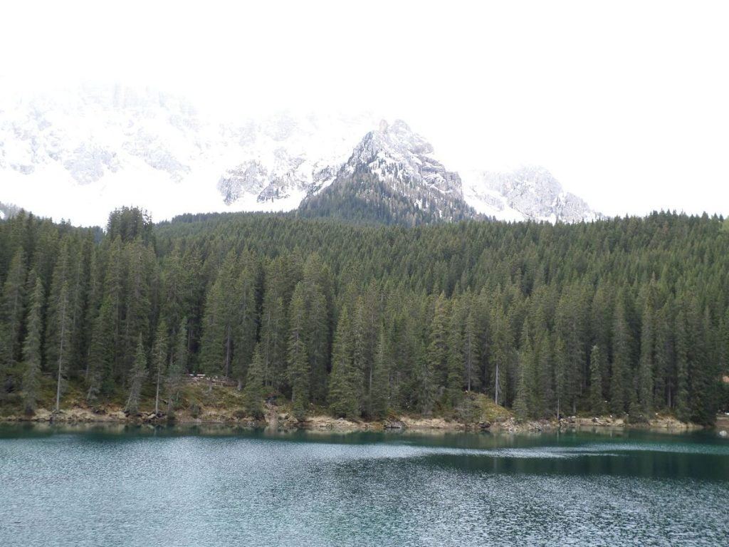 lago di Carezza e, con un po' d'immaginazione, il Latemar alle sue spalle