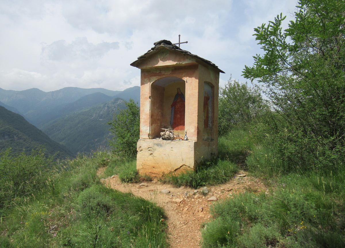 pilone votivo lungo il sentiero dei Ciclamini in valle Maira