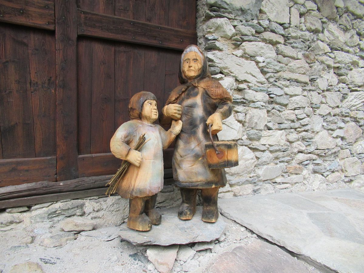 sculture in legno nella borgata Torrette a Casteldelfino
