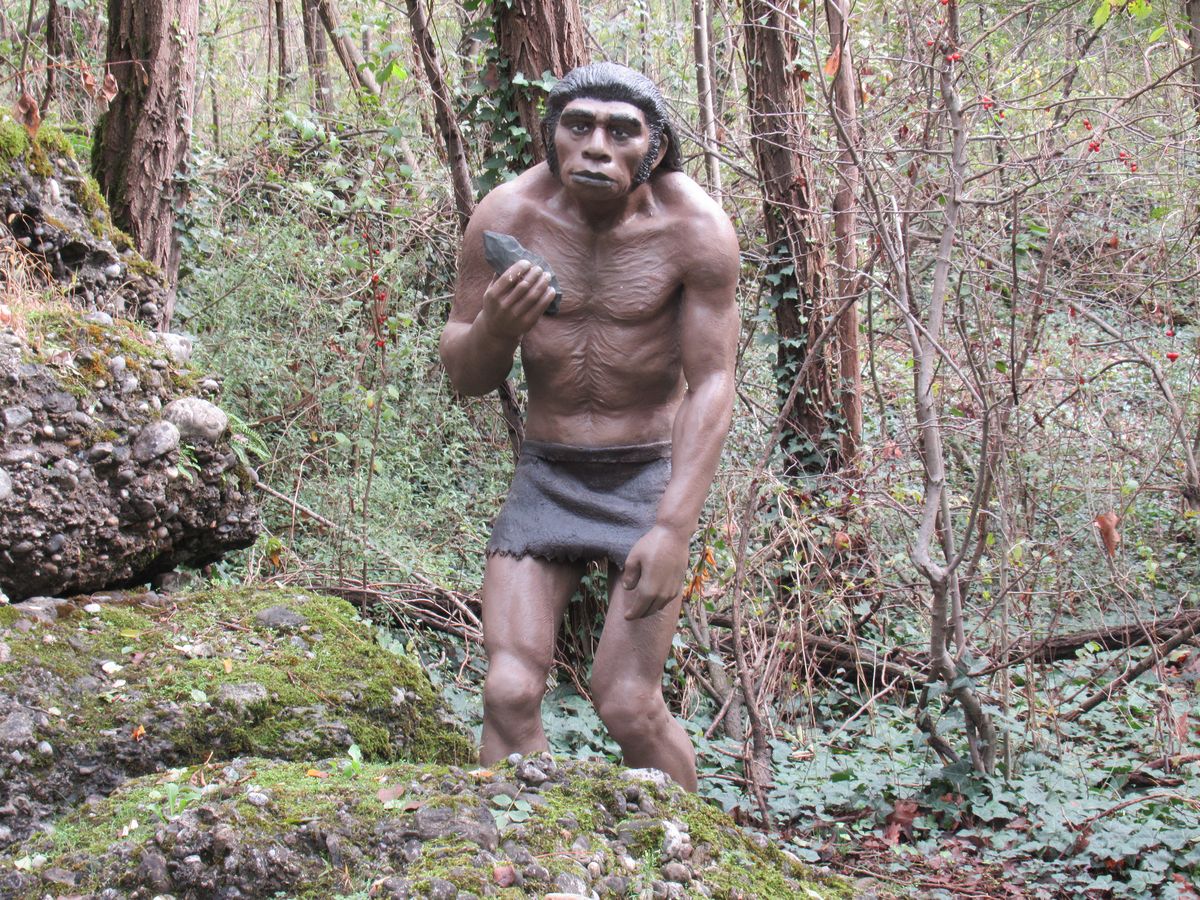 uomo di Neanderthal al Parco della Preistoria