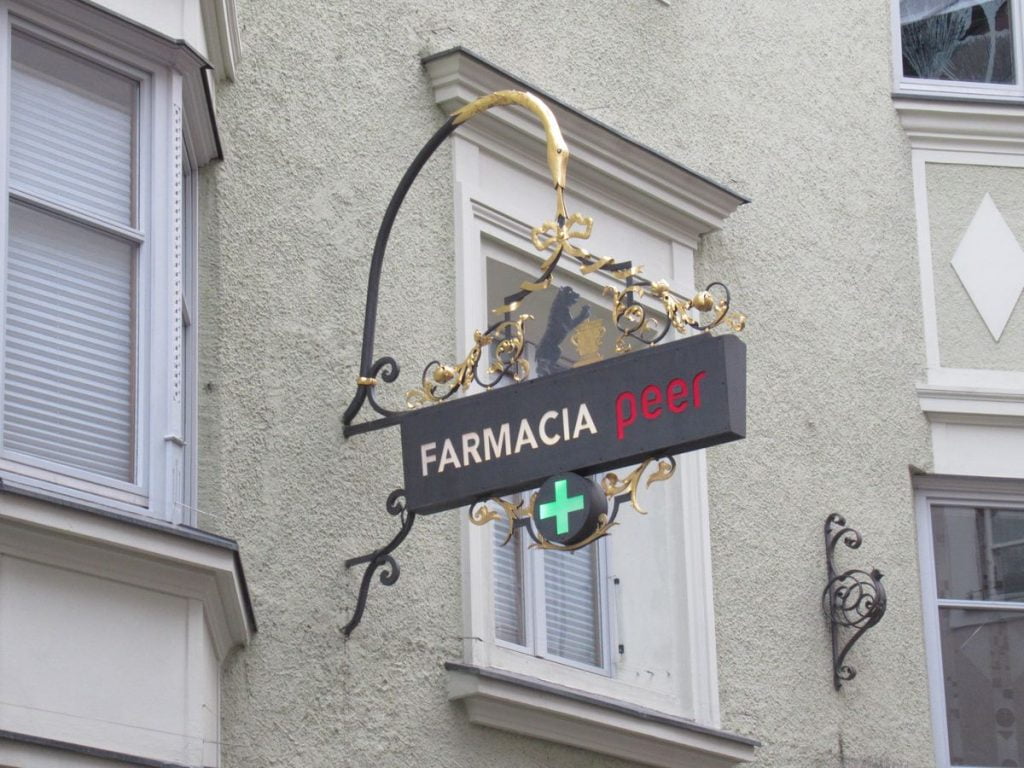 l'insegna in ferro battuto della farmacia Peer