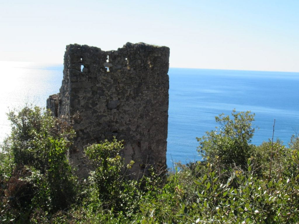 una deviazione dal sentiero del pellegrino conduce alla torre delle Streghe