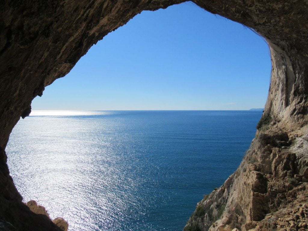 una deviazione dal sentiero del pellegrino conduce all'antro dei Falsari
