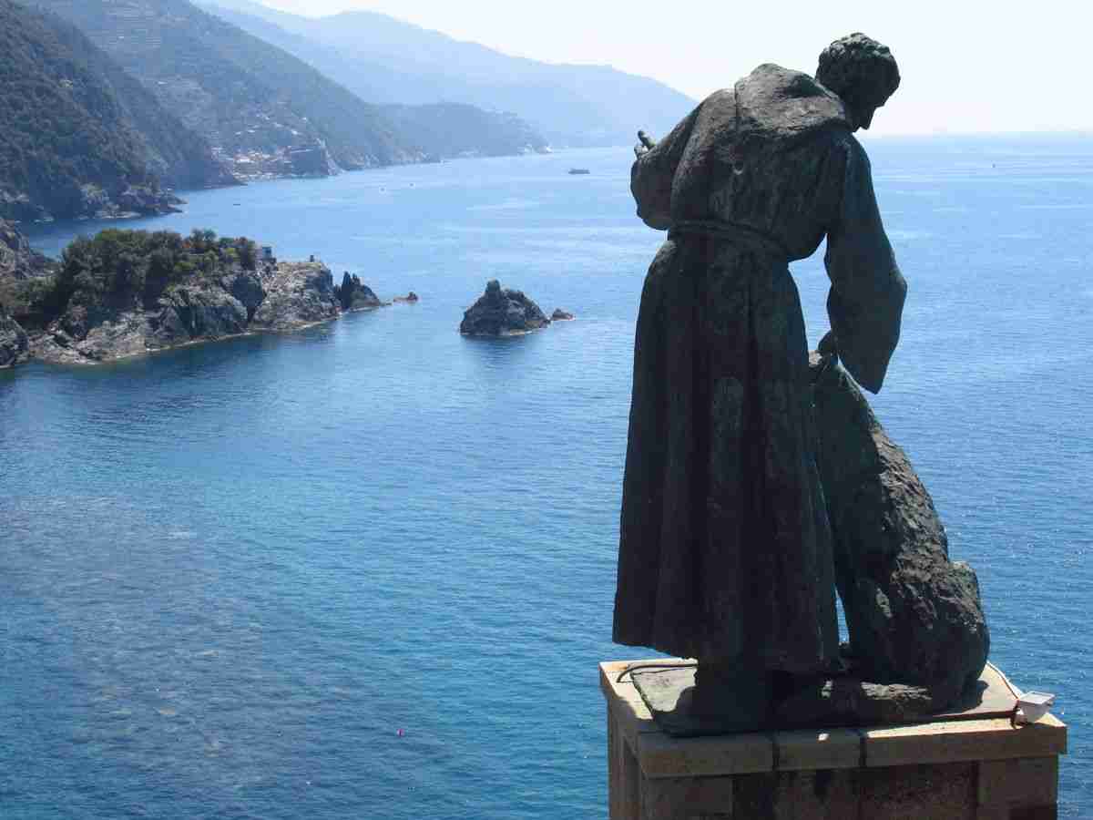 statua di San Francesco d'Assisi col lupo di Gubbio a Monterosso al Mare