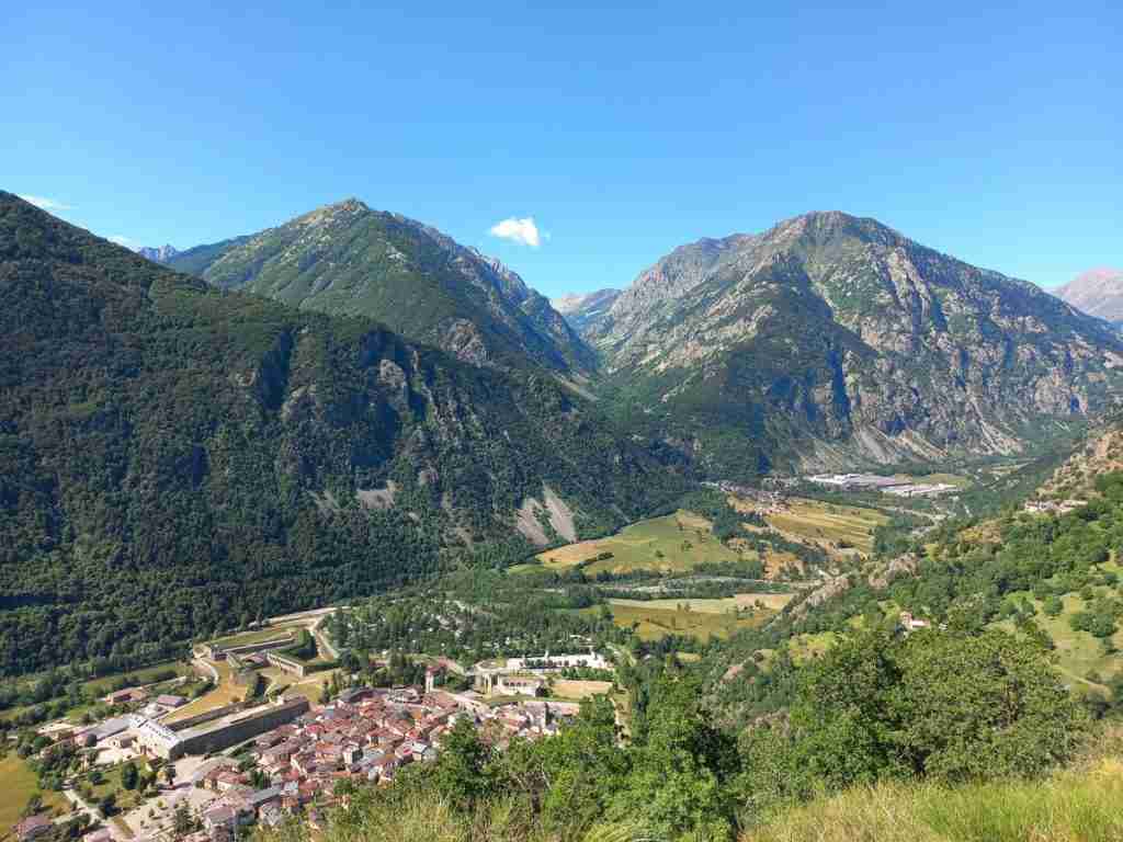 Vinadio e il Forte Albertino visti dal Forte Neghino