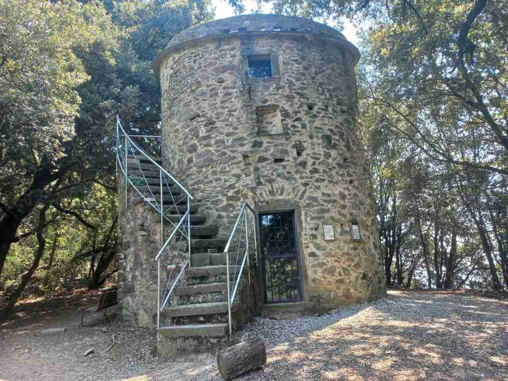 mulino a vento a Campiglia