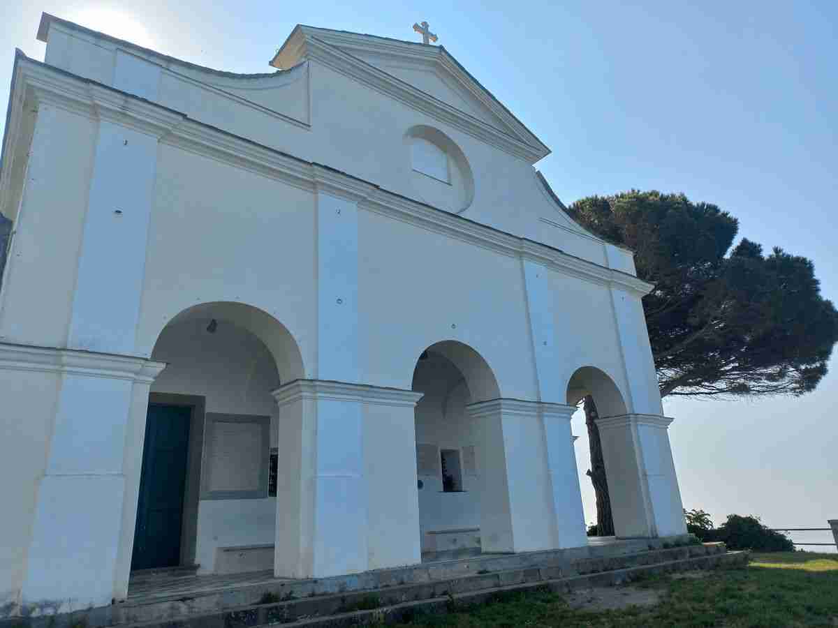 santuario di Montenero lungo il sentiero dell'infinito