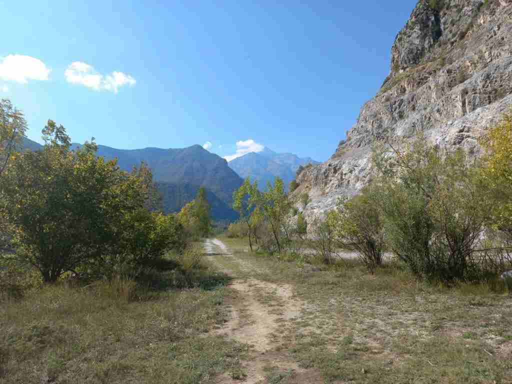 verso il sentiero delle farfalle: ai piedi dell'ex area di cava