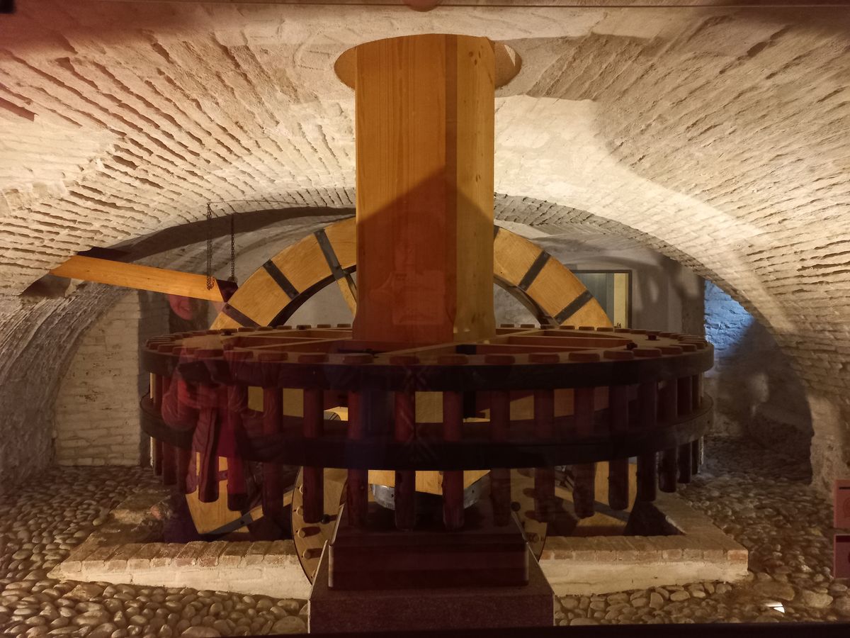 ruota idraulica all'interno del Filatoio di Caraglio