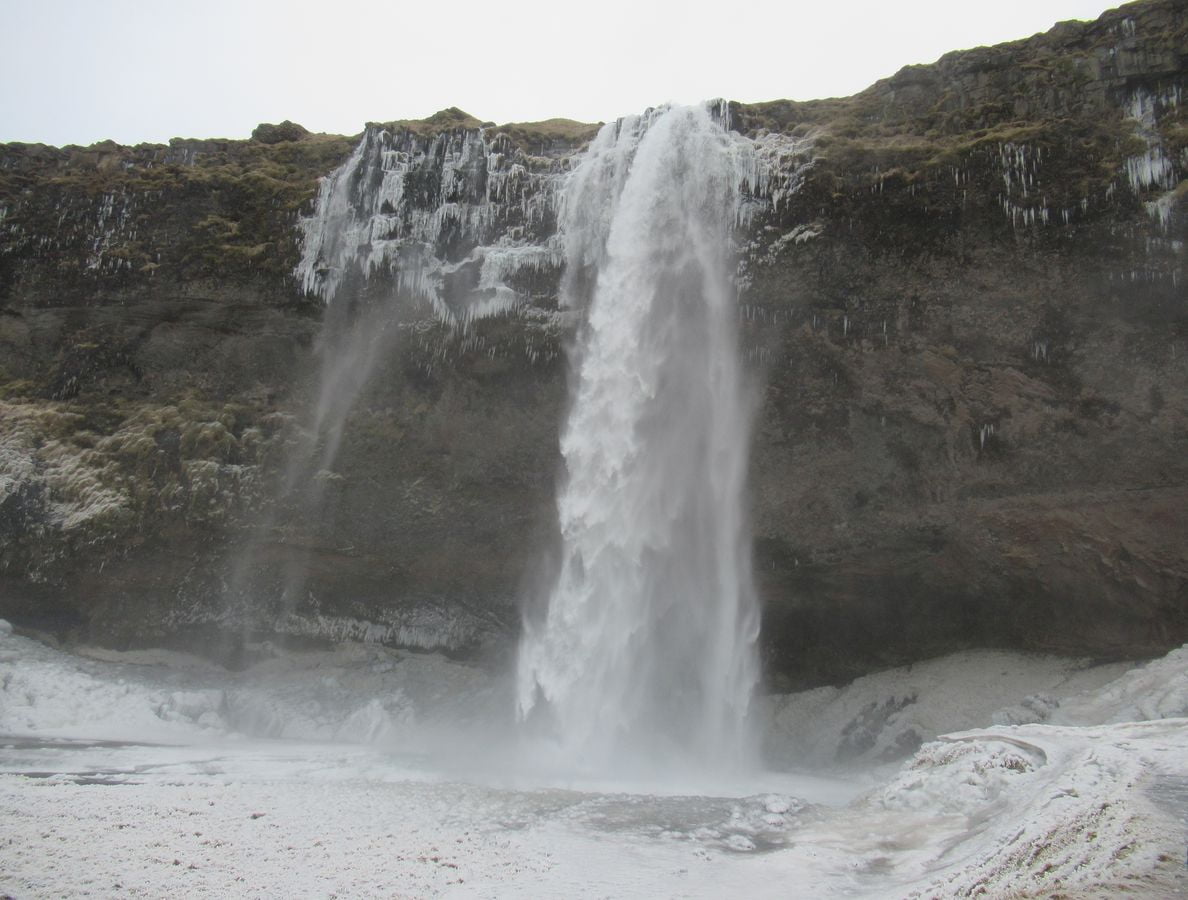 Una delle cascate dell'Islanda meridionale più famose è Seljalandsfoss