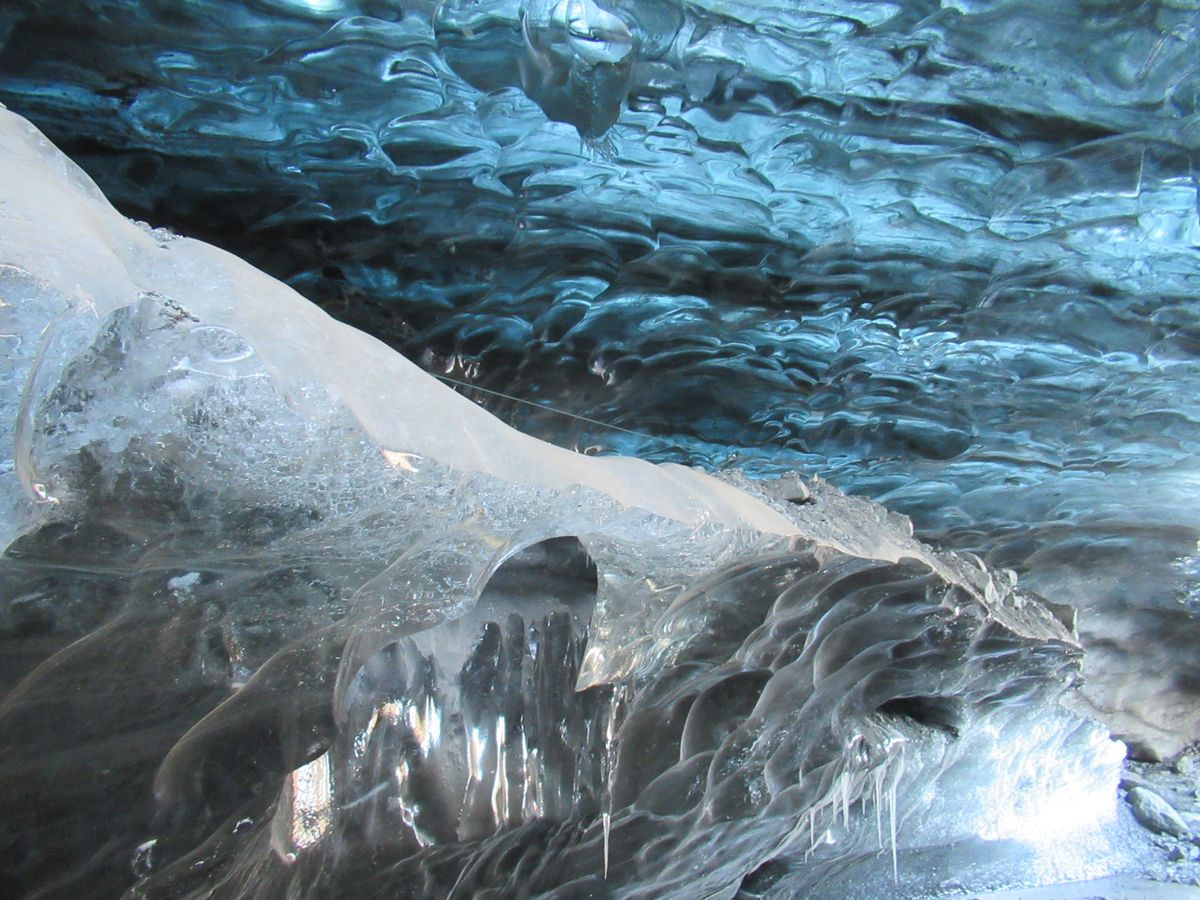 nella grotta di ghiaccio del ghiacciaio Vatnajökull