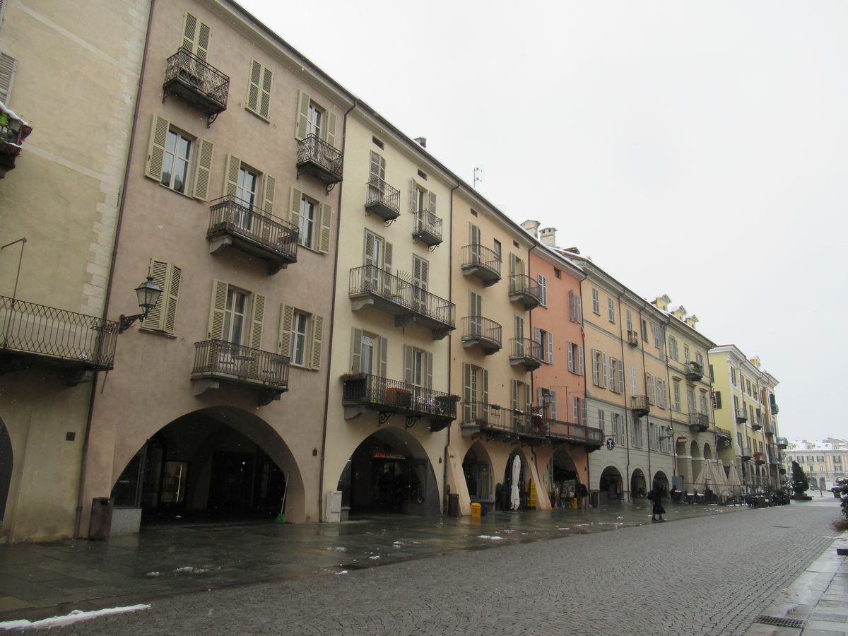 il tour delle facciate di Cuneo è una visita guidata lungo via Roma