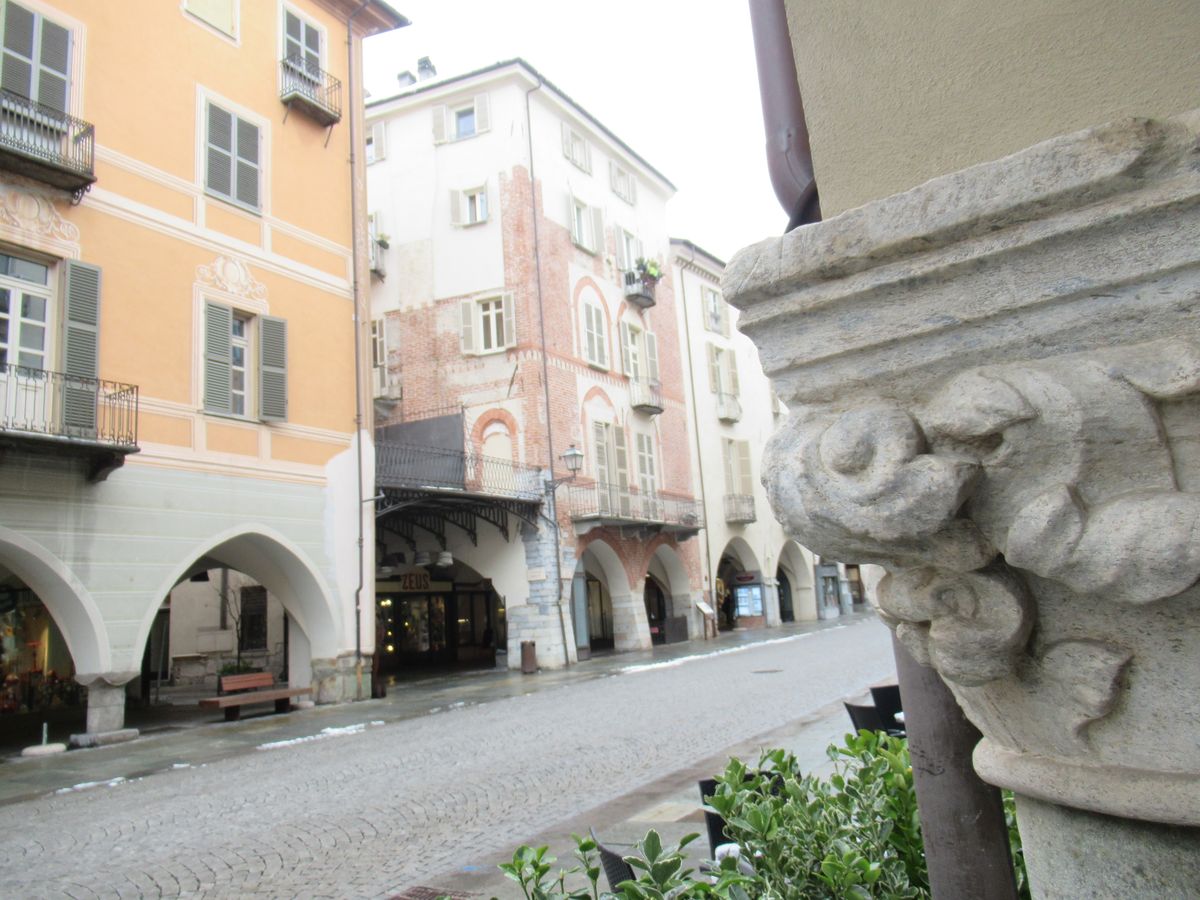 il tour delle facciate di Cuneo incuriosisce con dettagli e notizie storiche su via Roma