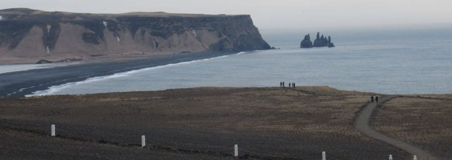 vista sulla spiaggia nera di Reynisfjara