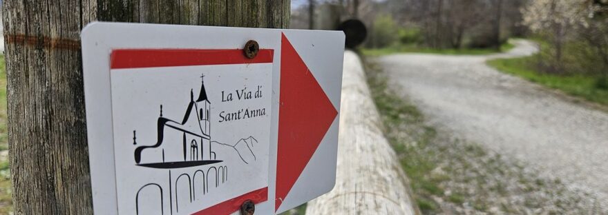 il logo della Via di Sant'Anna contiene l'immagine stilizzata del santuario di Sant'Anna di Vinadio