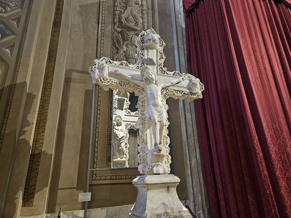 croce marmorea del XV secolo nella cattedrale di Savona