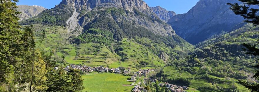 da Vinadio a Pontebernardo: il paese di Sambuco visto dall'alto