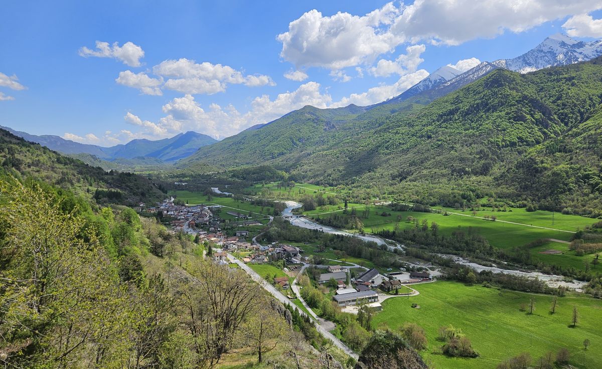 panorama lungo Cammino della Valle Stura di Demonte verso Santiago: Aisone