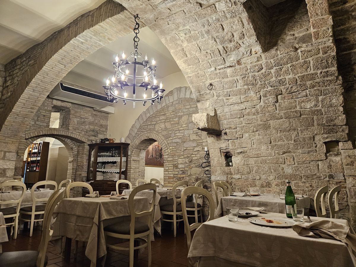 interno del Ristorante Pizzeria Il Menestrello ad Assisi
