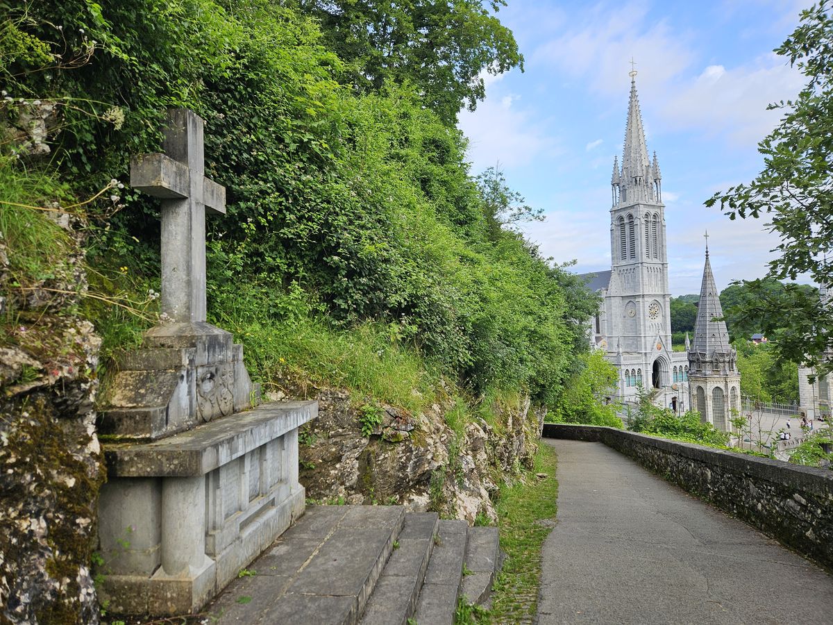 salendo su per la Via Crucis